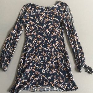 SUPER CUTE blue long sleeved dress with flowers